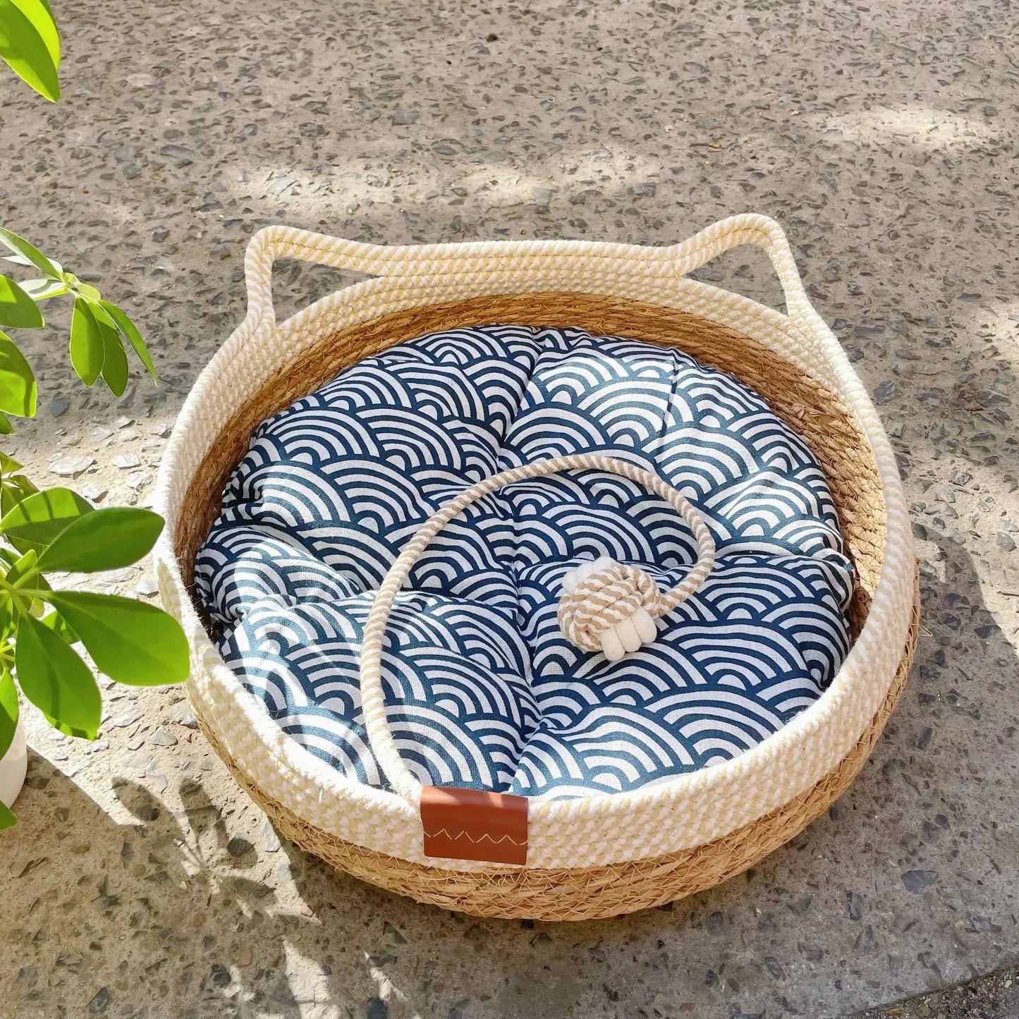 Woven All-Weather Round Cat Bed and Puppy House